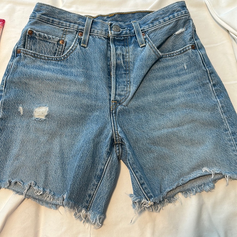 Levi’s 501 mid thigh short